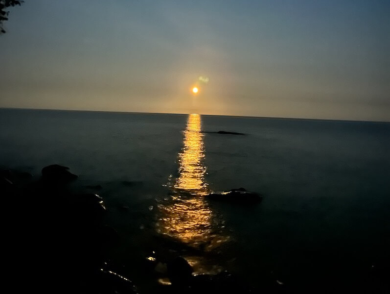 Photo of the sun setting